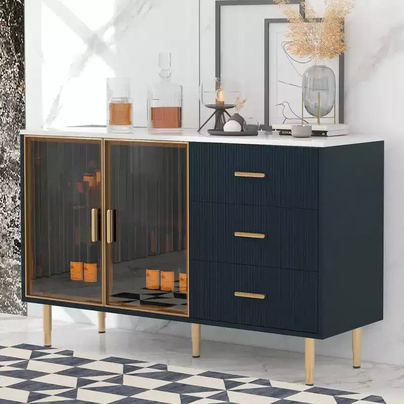 Credenza moderna con piano in finto marmo e gambe in metallo dorato