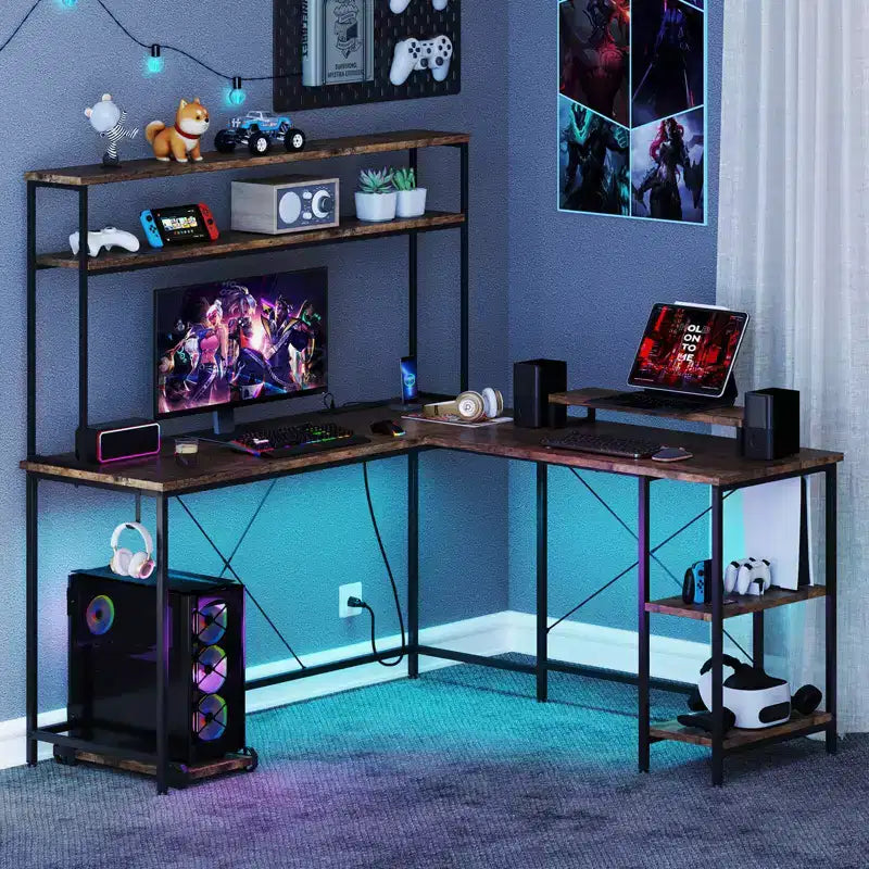Scrivania da Gaming a L con Striscia LED, Prese di Corrente, Libreria, Supporto per Monitor e CPU