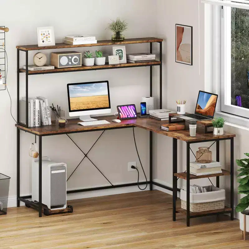 Scrivania da Gaming a L con Striscia LED, Prese di Corrente, Libreria, Supporto per Monitor e CPU