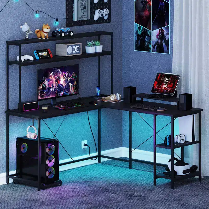 Scrivania da Gaming a L con Striscia LED, Prese di Corrente, Libreria, Supporto per Monitor e CPU