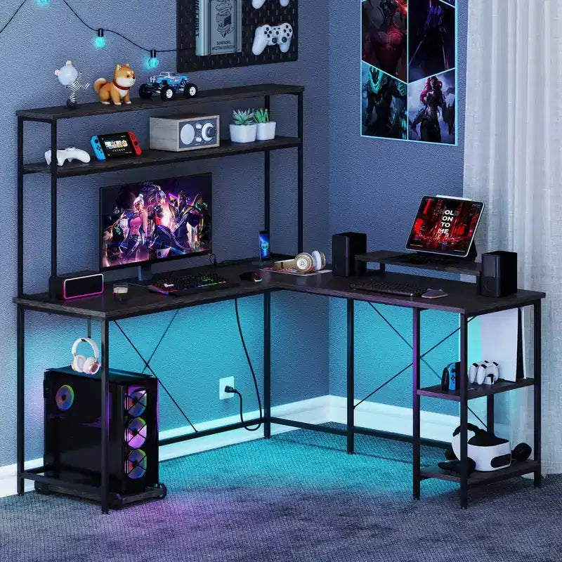 Scrivania da Gaming a L con Striscia LED, Prese di Corrente, Libreria, Supporto per Monitor e CPU