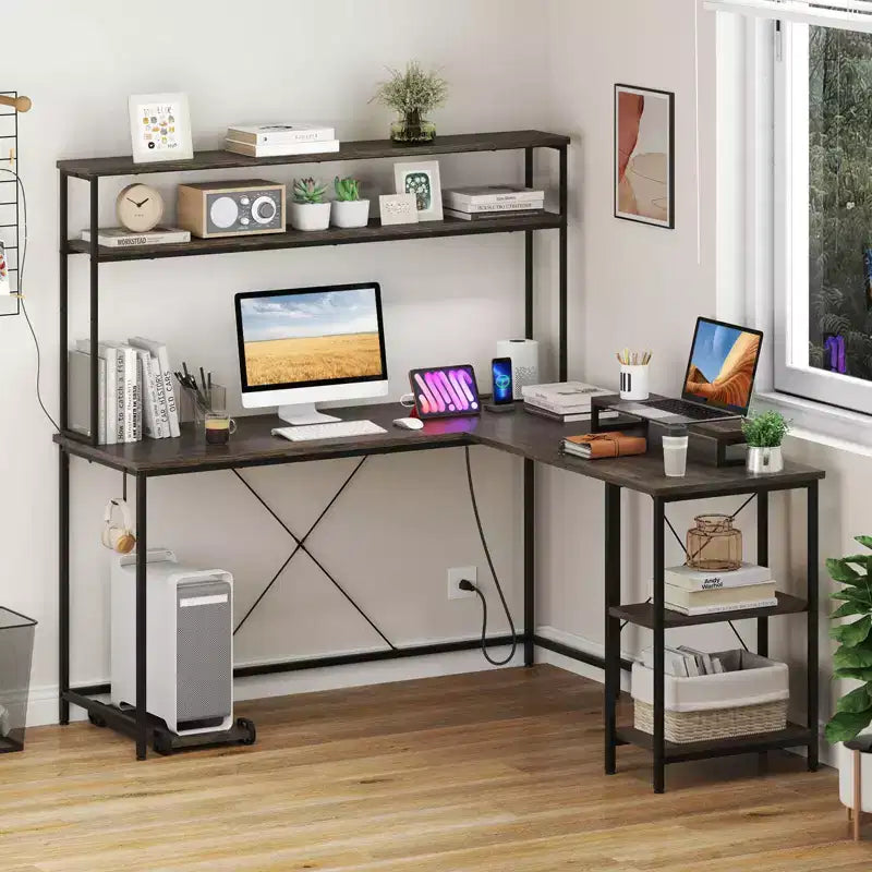 Scrivania da Gaming a L con Striscia LED, Prese di Corrente, Libreria, Supporto per Monitor e CPU