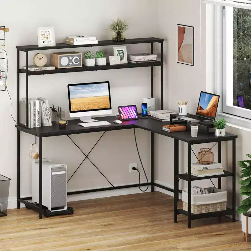 Scrivania da Gaming a L con Striscia LED, Prese di Corrente, Libreria, Supporto per Monitor e CPU