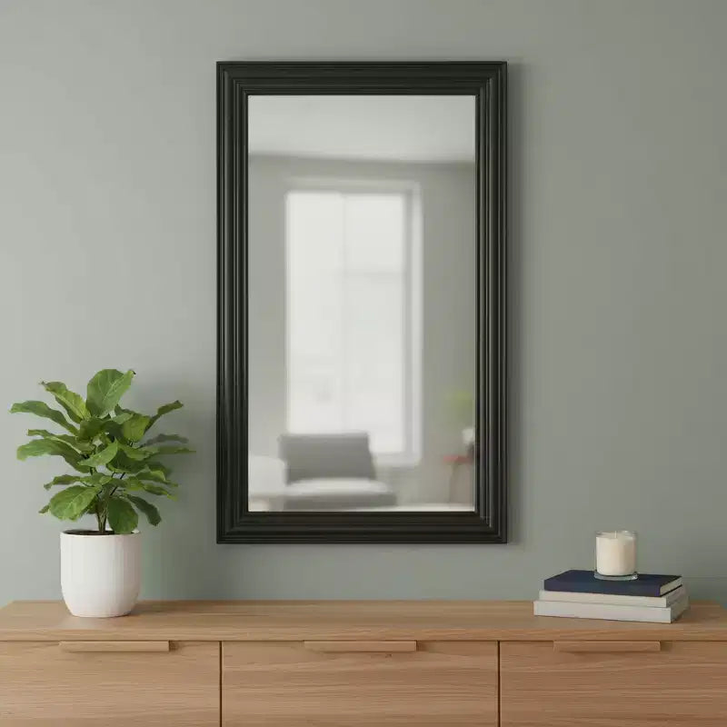 Specchio decorativo con cornice a linee smussate nere da 26 pollici
