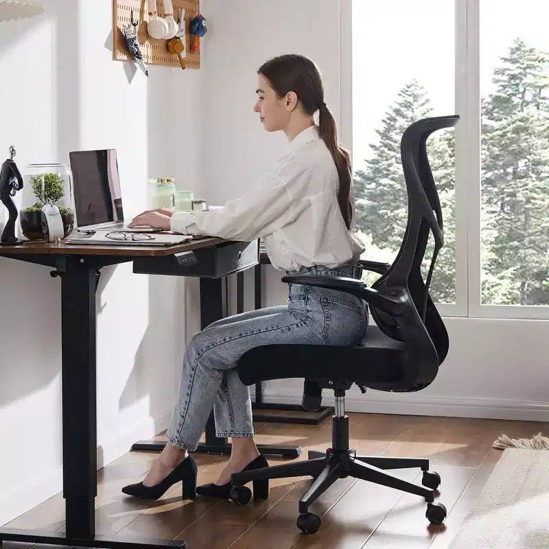 Sedia da ufficio girevole ergonomica moderna in rete con braccioli e supporto lombare