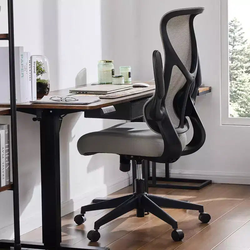 Sedia da ufficio girevole ergonomica moderna in rete con braccioli e supporto lombare