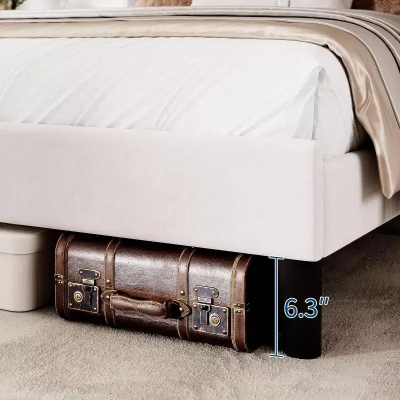 Letto a piattaforma imbottito con testiera alettata, trapuntato a canali verticali, bianco