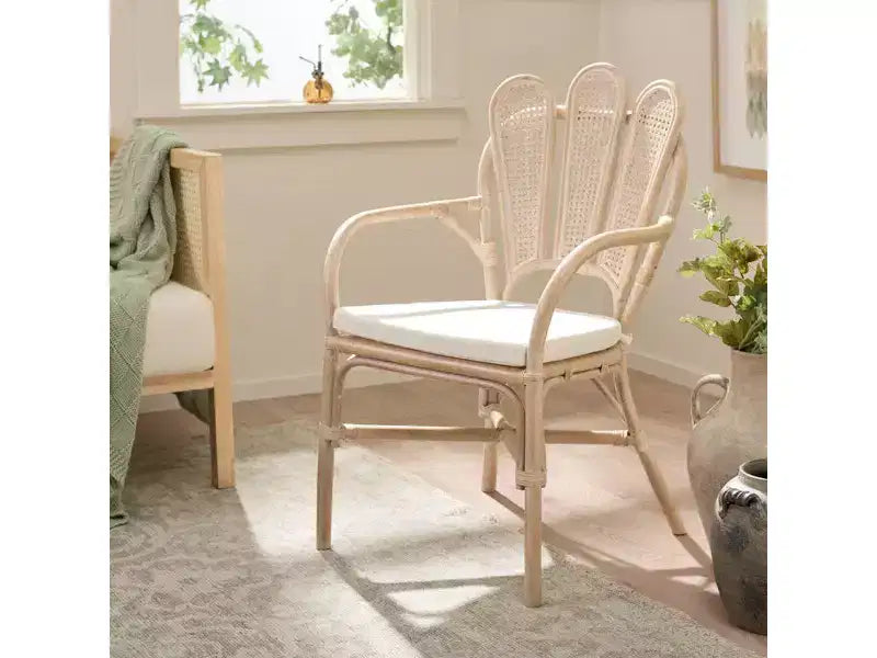 Poltrona imbottita con finitura avorio sbiancato