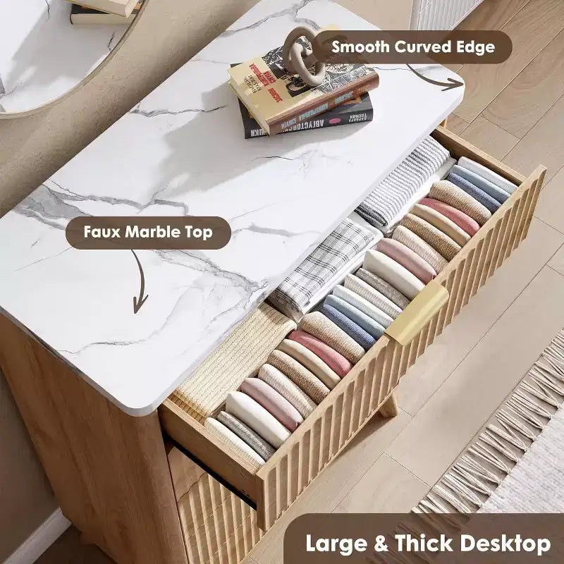 Cassettiera con 5 cassetti scanalati, comodino alto 120 cm, design curvo