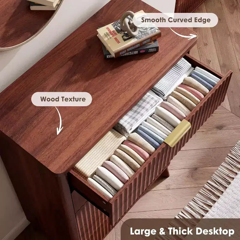 Cassettiera con 5 cassetti scanalati, comodino alto 120 cm, design curvo
