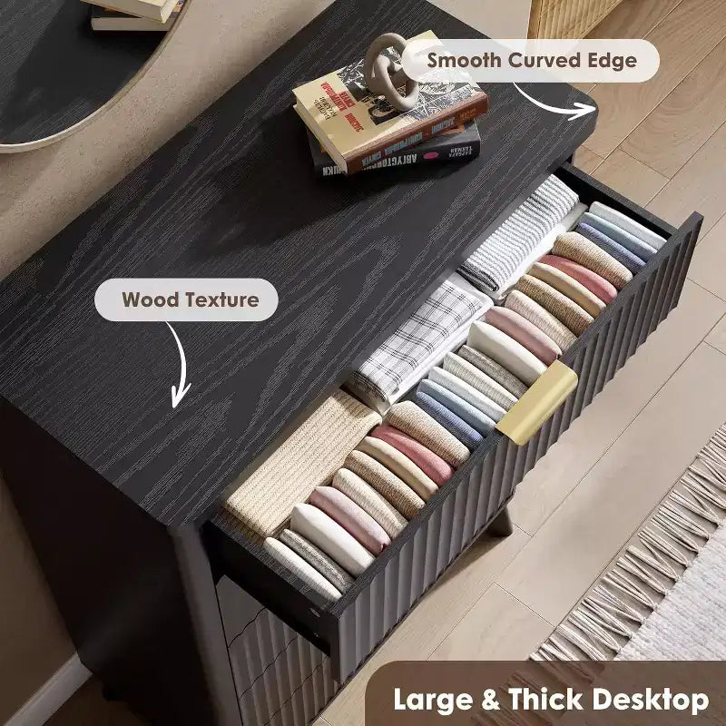 Cassettiera con 5 cassetti scanalati, comodino alto 120 cm, design curvo