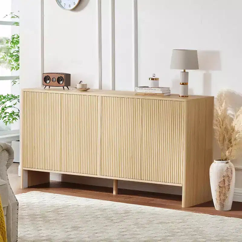Credenza buffet scanalata da 58 pollici con 4 ante e ripiani regolabili